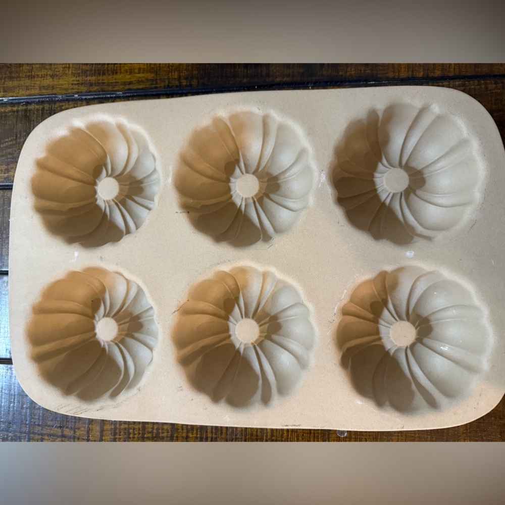 Pampered Chef Family Heritage Classics Stoneware Fluted 6 Mini Bundt Cake Pan